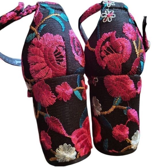 Steve Madden Heels Women's 10.5 Black Floral Embroidered Block Heel - Picture 4 of 5